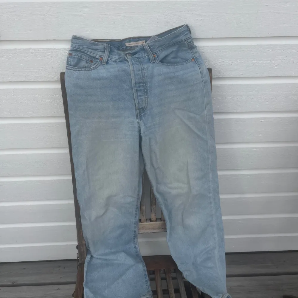 Levis jeans i ljus tvätt i använt skick. Modellen är Ribcage Straight.. Jeans & Byxor.