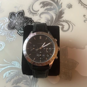 HUGO BOSS klocka  - Klockan är en del använd så säljer den rätt så billigt för vad den egentligen kostar. Klockan är äkta och fortfarande i fint skick och funkar perfekt. Den kan gå under vattnet cirka 3 meter. Den behöver bara ny batteri.