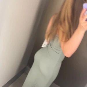 klänning  - säljer denna fina kläningen! säljer på grund utav att den inye kommer till andvändning längre den är i bra skick.