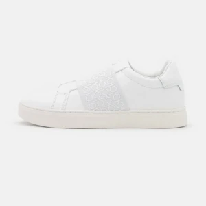Calvin Klein Sneakers - HELT OANVÄNDA. Vita Calvin Klein skor med lappen kvar på. Nypris 1495kr orgenalkartonen medföljer. Köparen står för frakten. Inga återköp