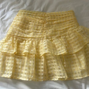 Söt sommar topp!  - Inte använd ofta alls! Storlek 36-(passvis s) jätte bra skick! 💛💛