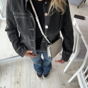 Svart jeansjacka - Säljer en svart jeansjacka med vita sömmar. Den har en normal passform och är i bra skick. Säljer pga av att jag måste rensa💞den är från Pret à Porter