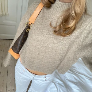 Stickad tröja  - Så fin stickad tröja, helt perfekt till hösten och vintern!! Nästintill oanvänd så i mkt bra skick💖