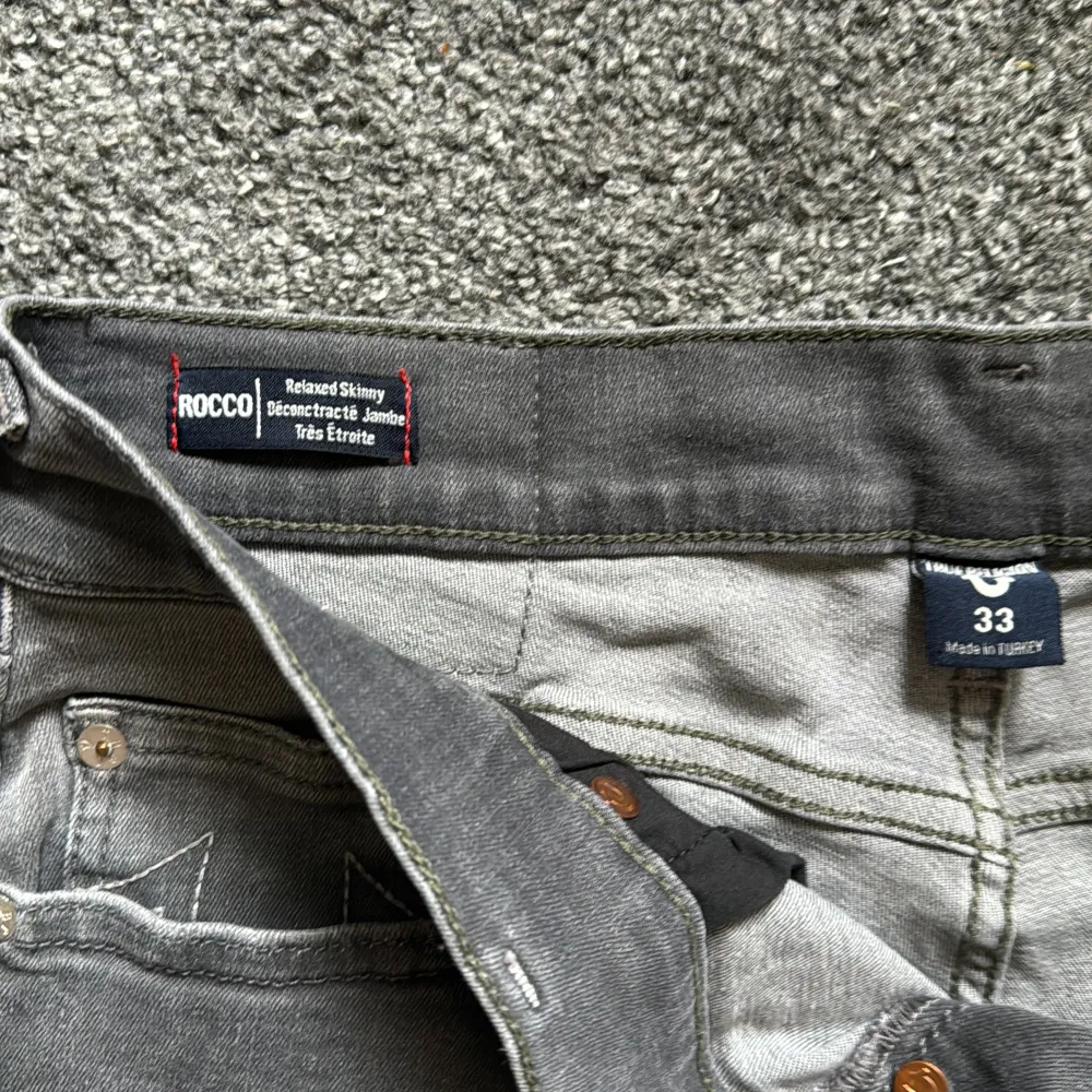 W33/L31 gråa true religion som inte passa mig. ROCCO relaxed skinny.. Jeans & Byxor.