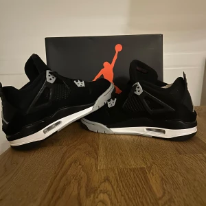 Jordan 4 black canvas - jordan 4 black canvas (nypris ca 4500-6000kr) storlek 39 säljs så billigt pågrund av att de mest stått och samlat damm , skriv för fler bilder!