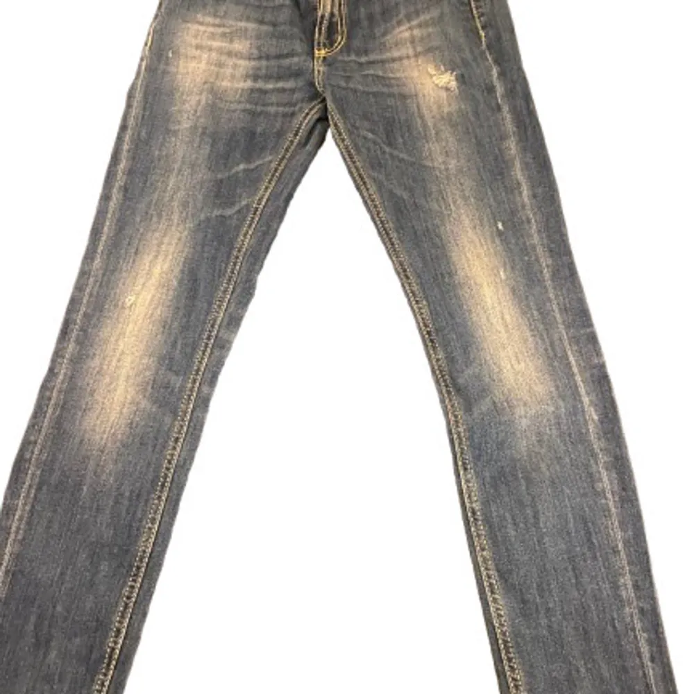 Säljer ett par snygga blå jeans från Dondup. De har en klassisk femficksdesign och en cool slitning på framsidan. Perfekta för en laidback grisch stil!. Jeans & Byxor.