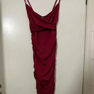 Vinröd långklänning - Jättefin klänning som aldrig är använd. Priset går att diskutera.