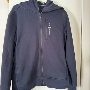 Sail racing zip  - Pytte lite urtvättad men har så mycket mer att ge 💙 har ingen aning om de är kvinna eller man, men den sitter super fint på båda