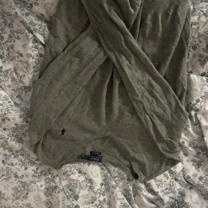 Ralph lauren kofta - Säljer nu min jättefina jättefina Ralph lauren tröja pga att den inte används den är i super bra skick  Köpare står för frakt 