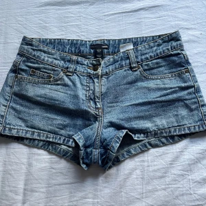 Lågmidjade shorts - Lågmidjade shorts från h&m i storlek 36. Säljer då de inte kom till någon användning i sommar. Fint skick! Från midjan till grenen: 22 cm, midjan mätt rakt över: 42 cm