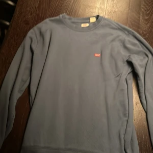 Levis tröja - Säljer en Levis tröja knappats användas och inget fel på den 