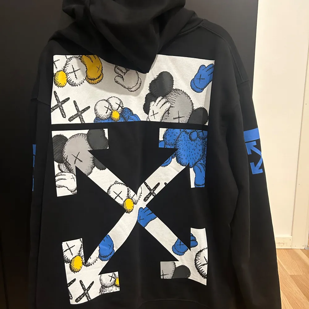 En off white hoodie i fint skick, tycker den är lite för stor så därför jag säljer den. Alla taggar medkommer. Hoodies.