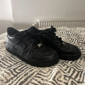 Nike air force  - Säljer mina hel svarta Nike air force finns skavanker Storlek 38 Priset kan diskuteras🩷