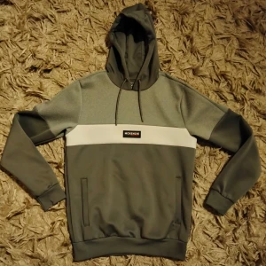 Hoodie - Mckenzie hoodie. Oanvänd och väldigt snygg. 