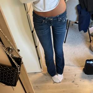 Säljer mina true religion jeans som ja sytt om. Då jag har ett par likande❤️Skriv till vid frågor eller intresse. Kan skicka fler bilder vid intresse Midja- ca 35 Innerben-ca 85