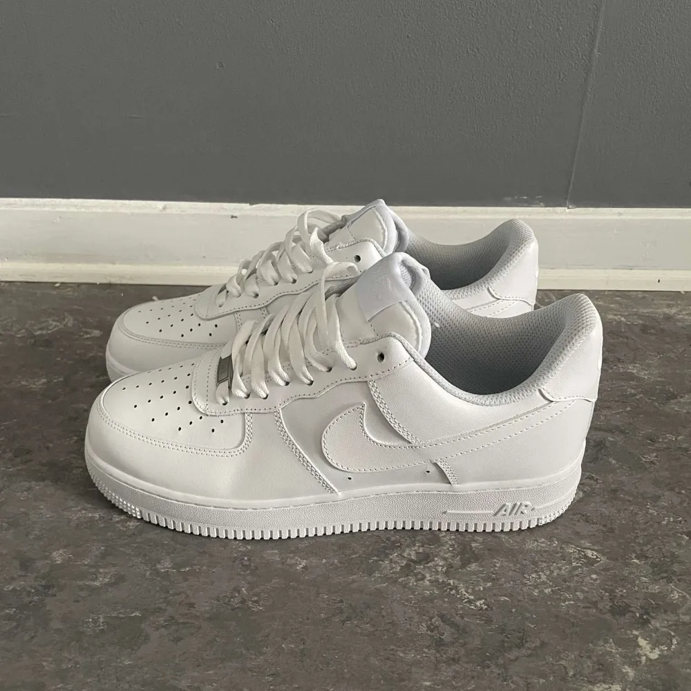 Helt nya air force 1 i storlek 44. Inga problem med de bara att de är stora för mig. Skor.