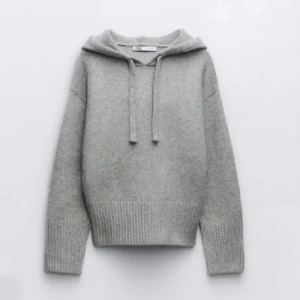 Stickad hoodie - Jag säljer denna superfina stickade hoodien från  Zara! Den är i jättebra skick, knappt använd och i storlek s. Skriv för frågor eller bilder?🥰😍