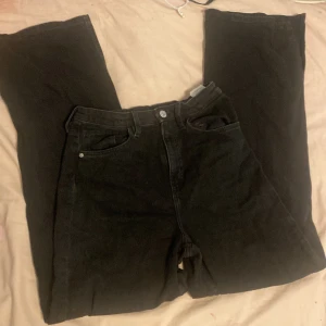 Ett par svarta high waist jeans från H&M  - Säljer ett par svarta high waist jeans från H&M i storlek 164