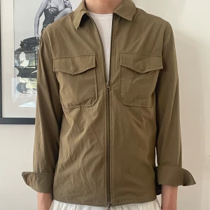 Jack & Jones Overshirt - En svin snygg oliv grön overshirt från Jack and Jones. Skick 10 av 10 aldrig använd. Nypris 799 säljer för 349. Storlek xs men sitter större! Bara att skriva ifall ni har frågor! 