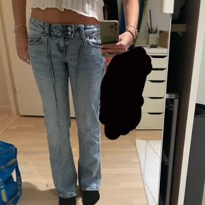 Lågmidjadw jeans - Lågmidjade utsvängda jeans ifrån lager 157 i storlek XS short. Innerben 75 cm och midjemått tvärs över 38 cm. 💞pris kan diskutera