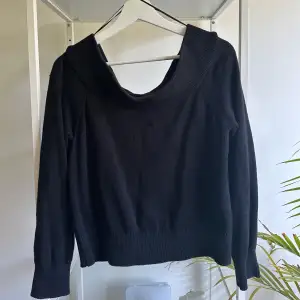 Supersnygg off-shoulder tröja! Tror den är köpt på typ HM för flera år sedan 🖤