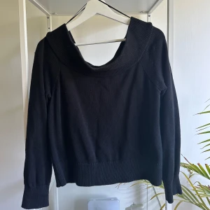 Off-shoulder tröja - Supersnygg off-shoulder tröja! Tror den är köpt på typ HM för flera år sedan 🖤