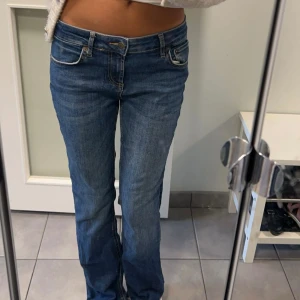 Lågmidjade jeans - Superfina lågmidjade jeans från zara! Endast använda ett fåtal gånger☺️Passar mig som är 170 cm, innerbenslängd 81 cm💕midjemått 37 cm🙌🏻