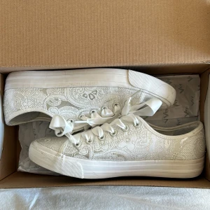 Skor - Säljer dessa skor i strl 37. Sparsamt använda, i fint skick. Tryck gärna på ”köp nu”.