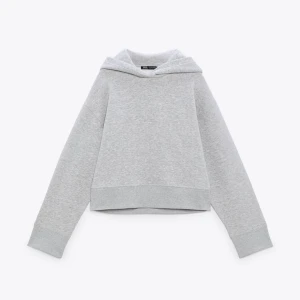 Grå hoddie  - Grå hoodie från zara. Storlek L men passar mig bra som brukar ha s/m. Inte använd mycket.