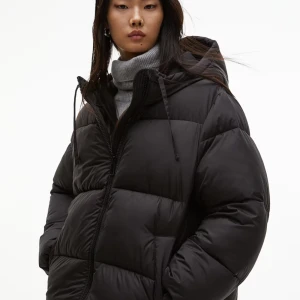 Trendiga pufferjackan  - Den är i storlek S jätte skön och bra till vintern passar perfekt. Den är helt slutsåld. Inga skador elr nått nypris 549kr