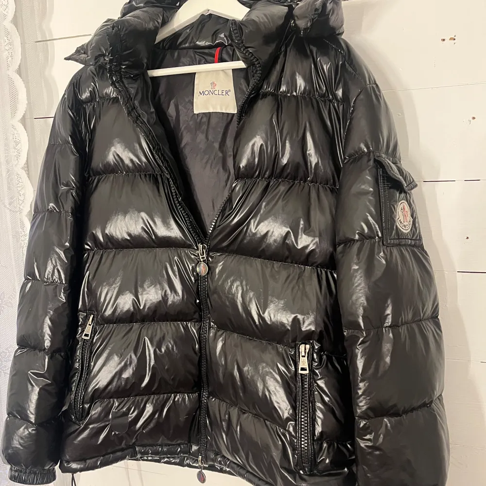 En blank moncler jacka, skavanker finns, se bild. Jag har lagat ett hål med en lapp men går att ta av och sätta på en annan om man vill. Vet inte storlek men kanske M, tror eventuellt att jackan är herr.🤗 pris kan diskuteras. Jackor.