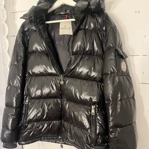 En blank moncler jacka, skavanker finns, se bild. Jag har lagat ett hål med en lapp men går att ta av och sätta på en annan om man vill. Vet inte storlek men kanske M, tror eventuellt att jackan är herr.🤗 pris kan diskuteras