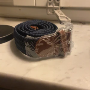 Flätat bälte  - Säljer detta flätade bälte i färgen blå. Bältet är 105 cm långt och väldigt elastiskt. Passar därmed de flesta och snyggt till outfiten.