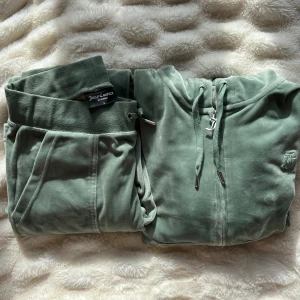 Juicy Couture tracksuit  - Säljer mitt Juicy Couture set med byxa och tröja i storlek S i båda storlekarna. Knappt använda så i fint skick.🫶🏼