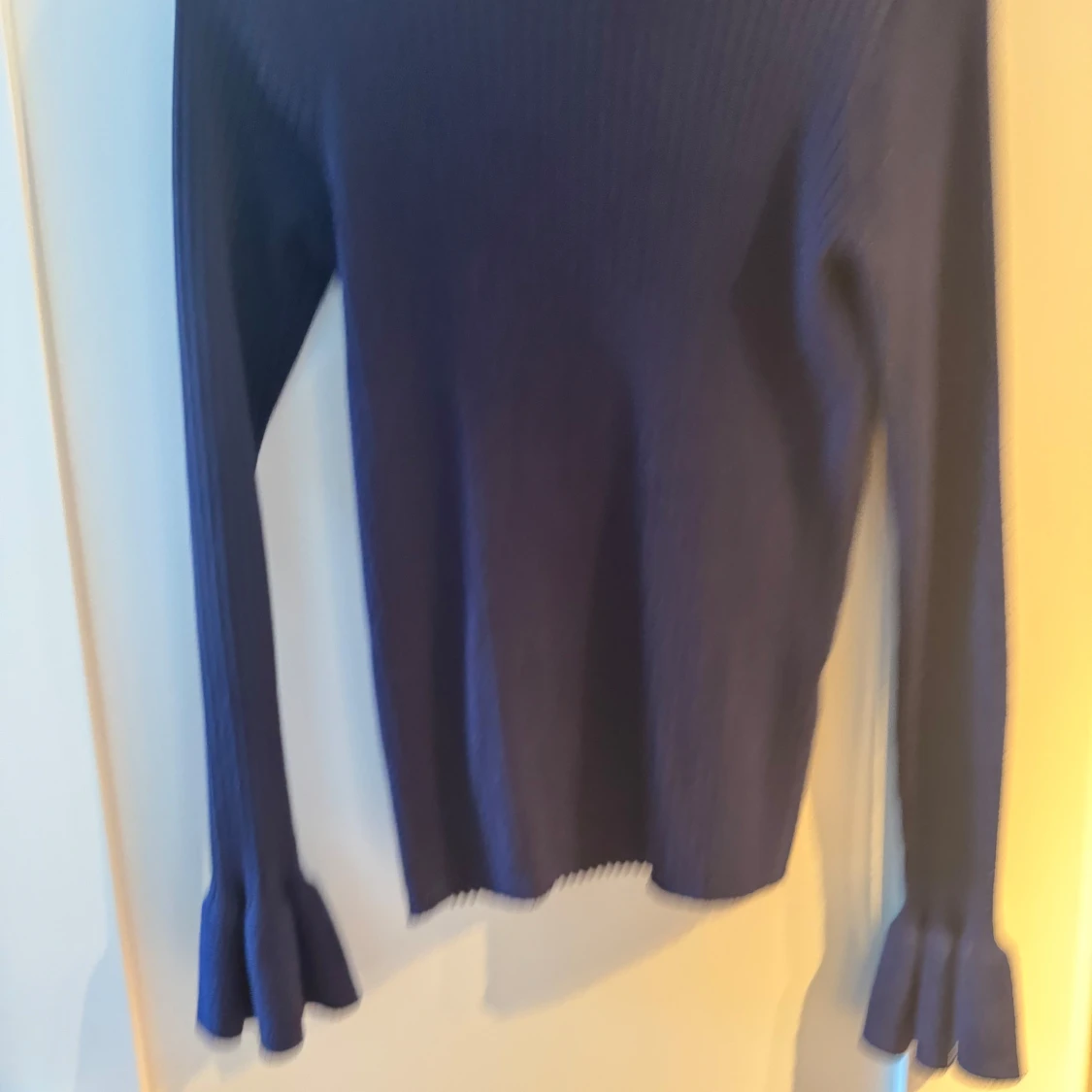 Mörkblå ribbad tröja från Lindex - 2