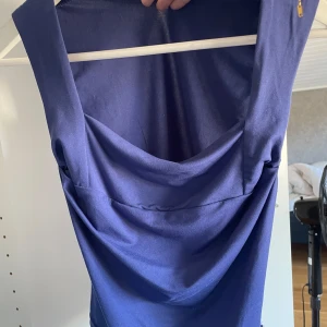 Topp - Supersnygg blå topp som aldrig kommit till använding