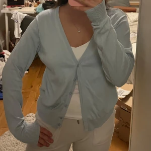 Kofta - Supersöt ljusblå kofta!!