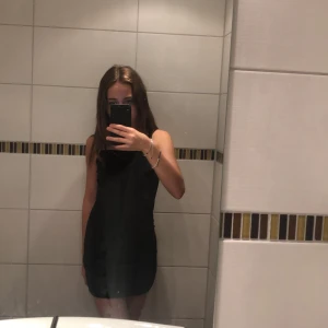 Svart sammet klänning från SHEIN! - Svart sammet klänning. 10 yr old så ungefär strl 134/140. Helt ny aldrig använd.