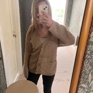 Beige kofta med knappar - Super fin mysig Lindex kofta i xs/s, säljs inte längre, lite nopprig men de går att få bort annars är den i super fint skick🥰