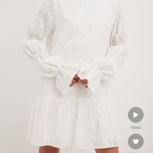 Studentklänning - Vit jättefin klänning, perfekt till student🤍 Från Nakd, ny med lappar kvar! Nypris 799! 