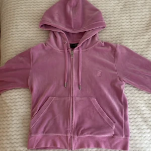Juicy couture tröja  - Säljer denna fina juicy couture tröja i storlek M. Den är i fint skick och använt få tals gånger (säljer för att den inte kommer till användning) pris kan diskuteras.