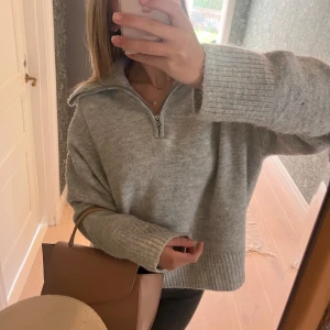 Grå stickad tröja med dragkedja - Jätte fint skick knappt använd!! Den är ifrån bershka i Prag🥰