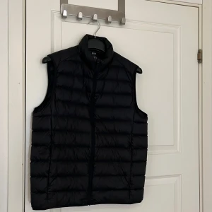 UNIQLO Väst - En väldigt lätt väst från UNIQLO som är extremt bekväm att ha på sig!   Storlek: M Skick: 9/10