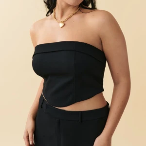 Svart festtopp/bandeu-topp/korsett-topp från Gina Tricot - Säljer denna fina svarta fest topp i bandeu/korsett stil från Gina Tricot, storlek M och endast prövad ☀️  Den är svart men ser gråare ut på bild pga blixten.  Nypris 299kr 🙌🏼