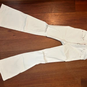 Bootcut jeans från hm - Vita bootcut med hål i knäna. Såå snygga men tyvärr för små. Passar xxs och xs, möjligtvis s om man gillar de tajt. De är mått 30 