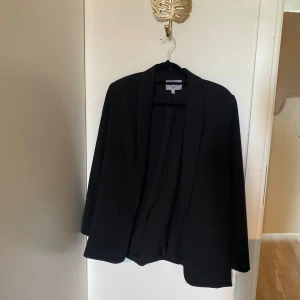 Kavaj Na-kd - Säljer denna snygga stillrena kavaj ifrån Na-kd. Den är oversized i storlek. 