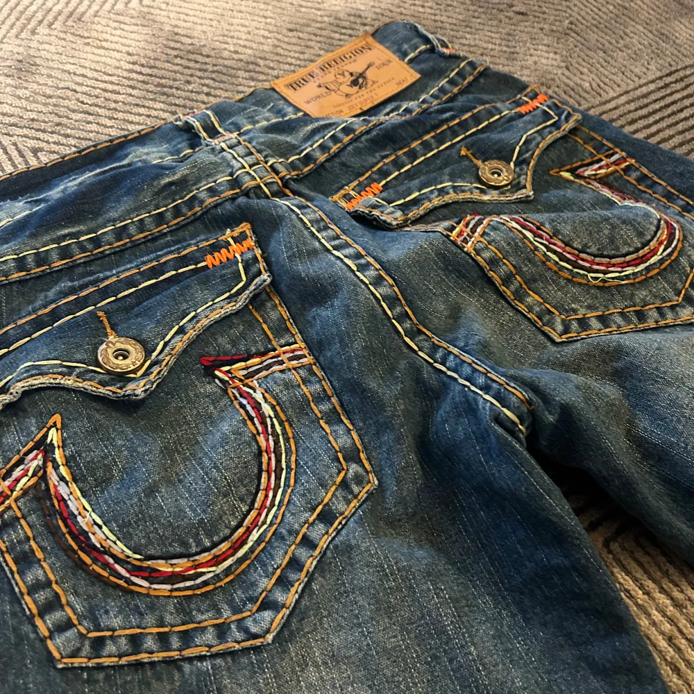 Super unika trueys i extremt fint skick med exceptionell stitching‼️Modellen är Joey Super T, en eftertraktad modell. Pris kan diskuteras. Jeans & Byxor.