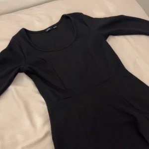 Klänning - Ganska kort klänning från märket esmara. Har haft på mig plagget en gång. Den är tajt uppe och ganska kortärmad. Klänningen är perfekt som vardaglig men fungerar även till en fest eller fina tillfällen.