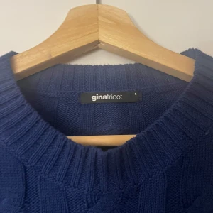 Tröja  - Ganska tajt tröja från ginatricot. Använd. Köpte den på rea för ca 200. Jättesnygg på och även med skjorta över.