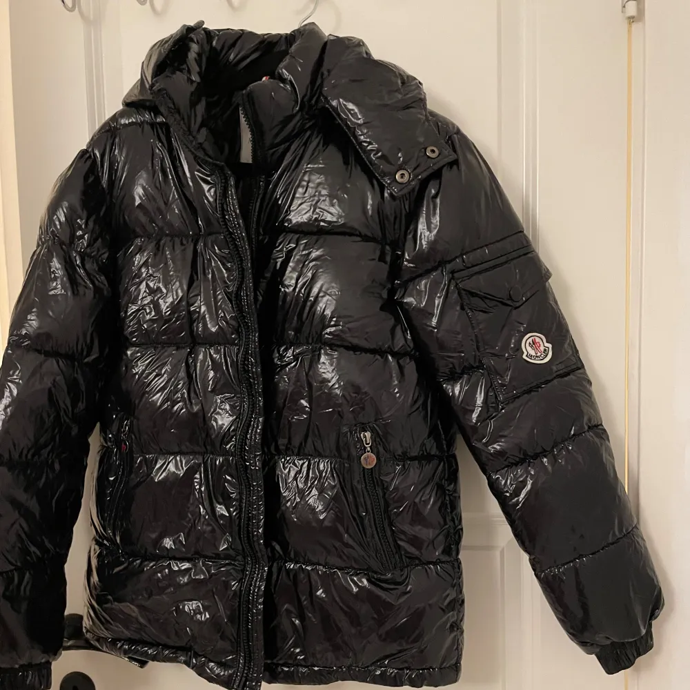 Moncler jacka storlek S barn/ungdom storlek . Jackor.